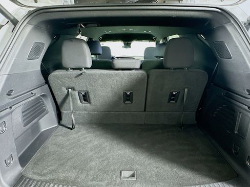 Used 2025 Chevrolet Traverse LT image 31