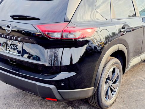 Used 2025 Nissan Rogue SV image 18