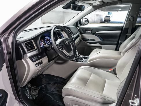 Certified 2019 Toyota Highlander XLE w/ Carpet Mat Package (TMS) FWD image 19