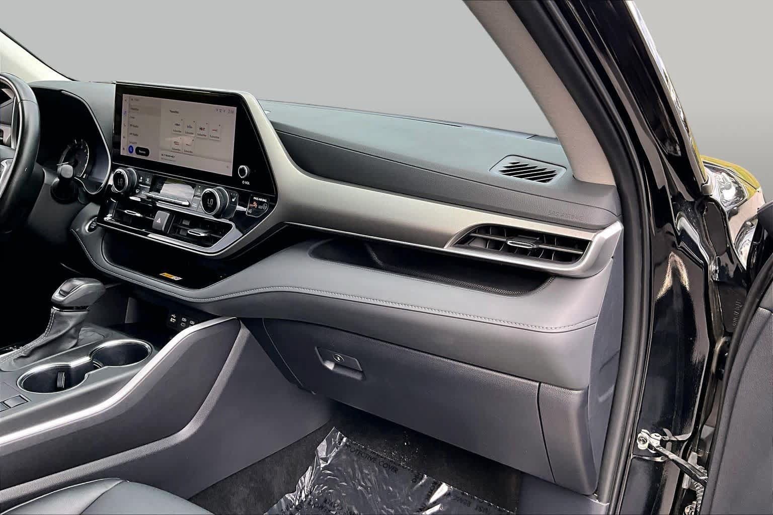 Used 2024 Toyota Highlander XLE FWD image 19