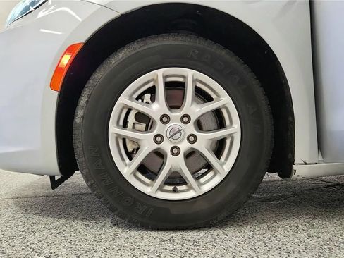 Used 2023 Chrysler Pacifica Touring-L FWD image 13