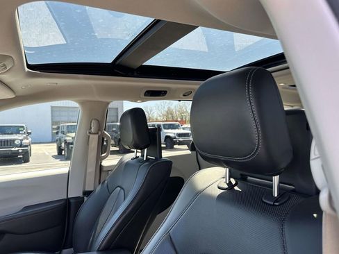 Used 2018 Chrysler Pacifica Limited w/ Tire & Wheel Group image 21