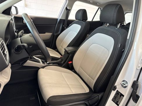Used 2025 Hyundai Venue SEL FWD image 14