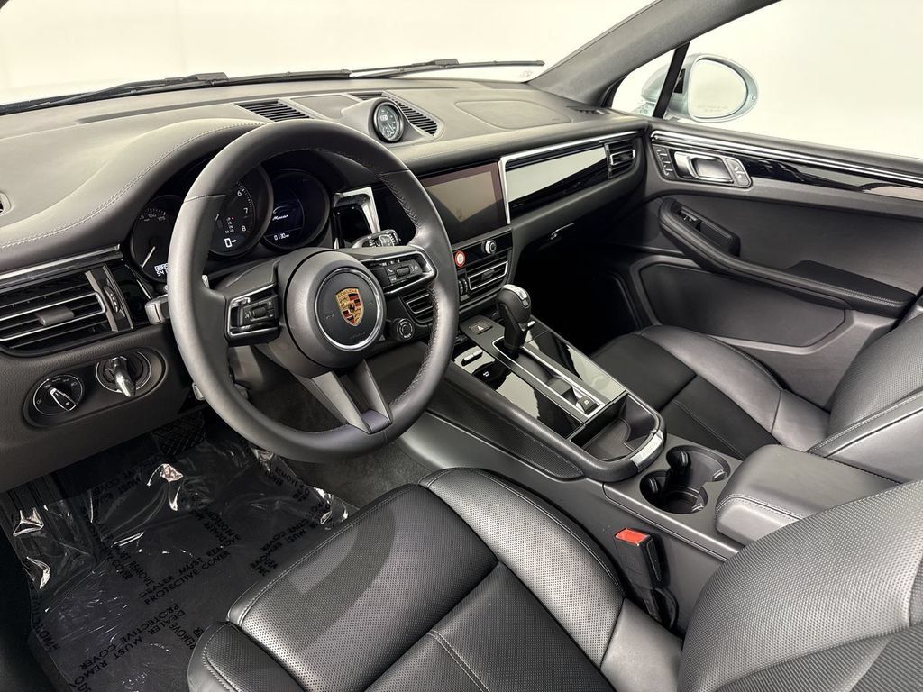 Certified 2026 Porsche Macan AWD/4WD image 4