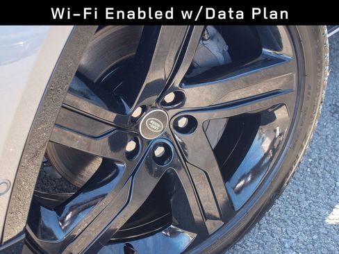 Used 2025 Land Rover Discovery Dynamic SE image 9