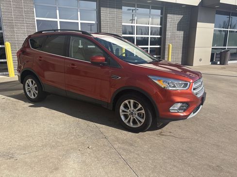 Used 2019 Ford Escape SEL image 2