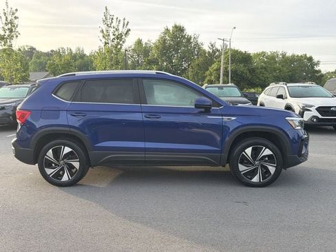 Used 2023 Volkswagen Taos SE AWD/4WD image 2