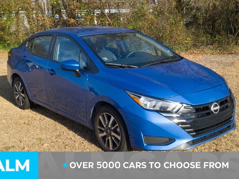 Used 2024 Nissan Versa SV image 3