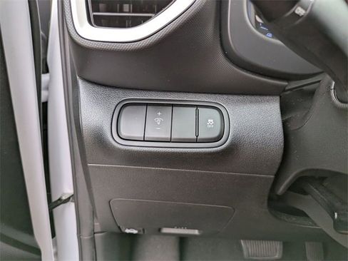 Used 2024 Hyundai Venue SEL image 16