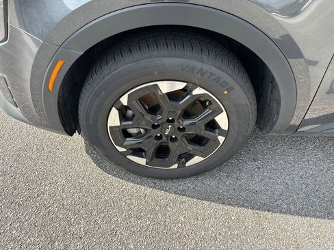 Used 2024 Kia Sorento S image 11