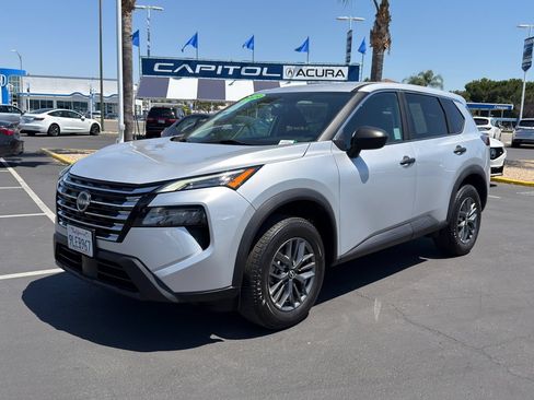 Used 2024 Nissan Rogue S FWD image 3