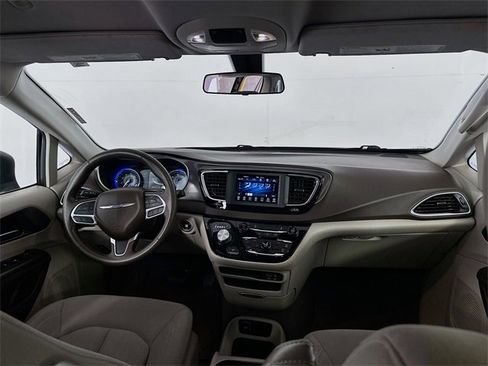 Used 2020 Chrysler Voyager LX image 21