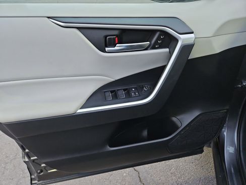 Used 2022 Toyota RAV4 XLE Premium image 16