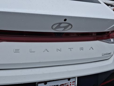 Used 2024 Hyundai Elantra Limited image 16