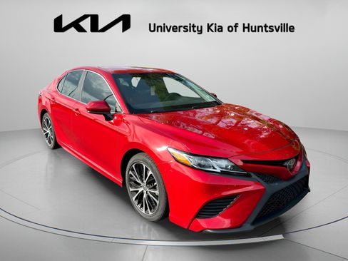 Used 2019 Toyota Camry SE FWD image 2