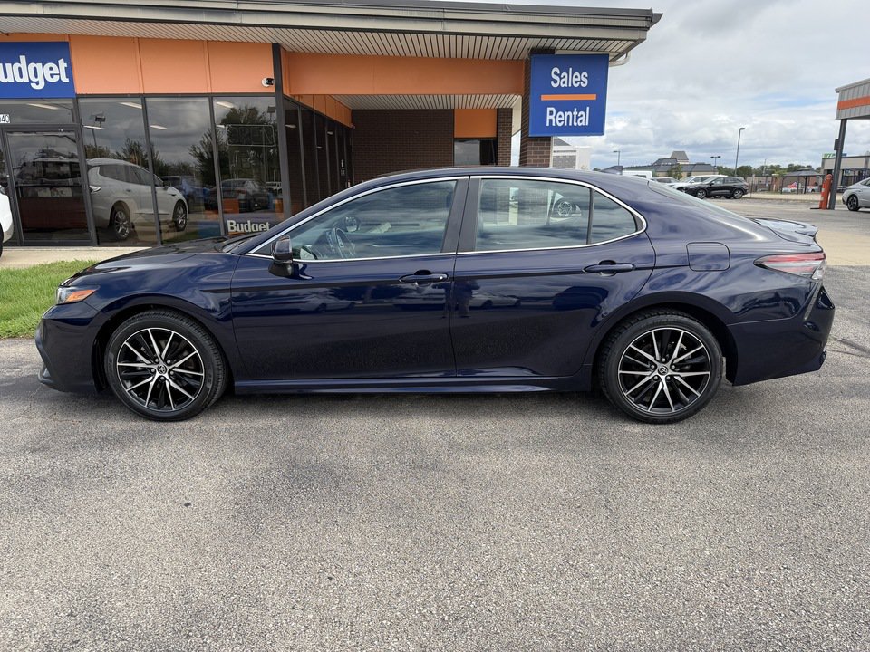 Used 2022 Toyota Camry SE FWD image 2
