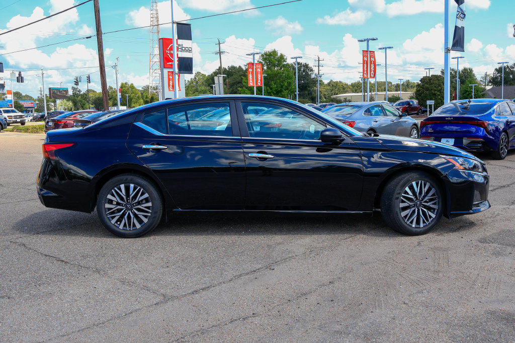 Used 2025 Nissan Altima 2.5 SV FWD image 21