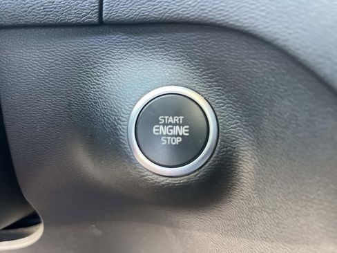 Used 2023 Volvo XC40 B4 Ultimate image 25