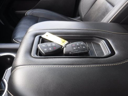 Used 2023 GMC Yukon XL SLT image 16