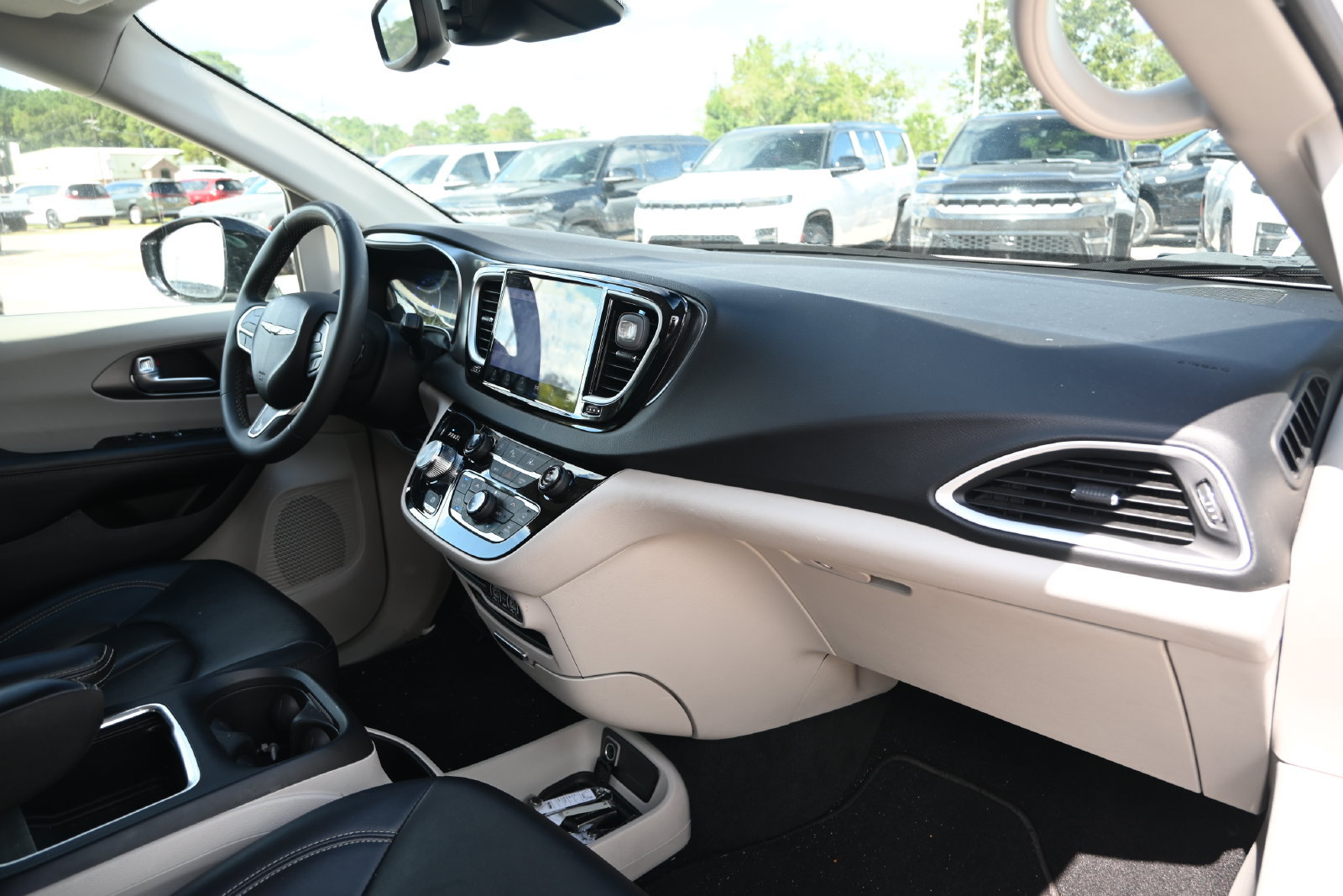 Used 2024 Chrysler Pacifica Touring-L FWD image 33