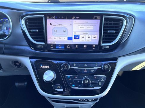 Used 2022 Chrysler Pacifica Touring-L FWD image 14