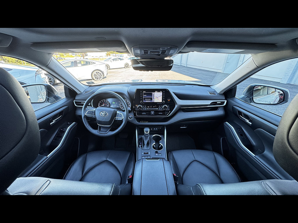 Used 2022 Toyota Highlander XLE AWD/4WD image 29