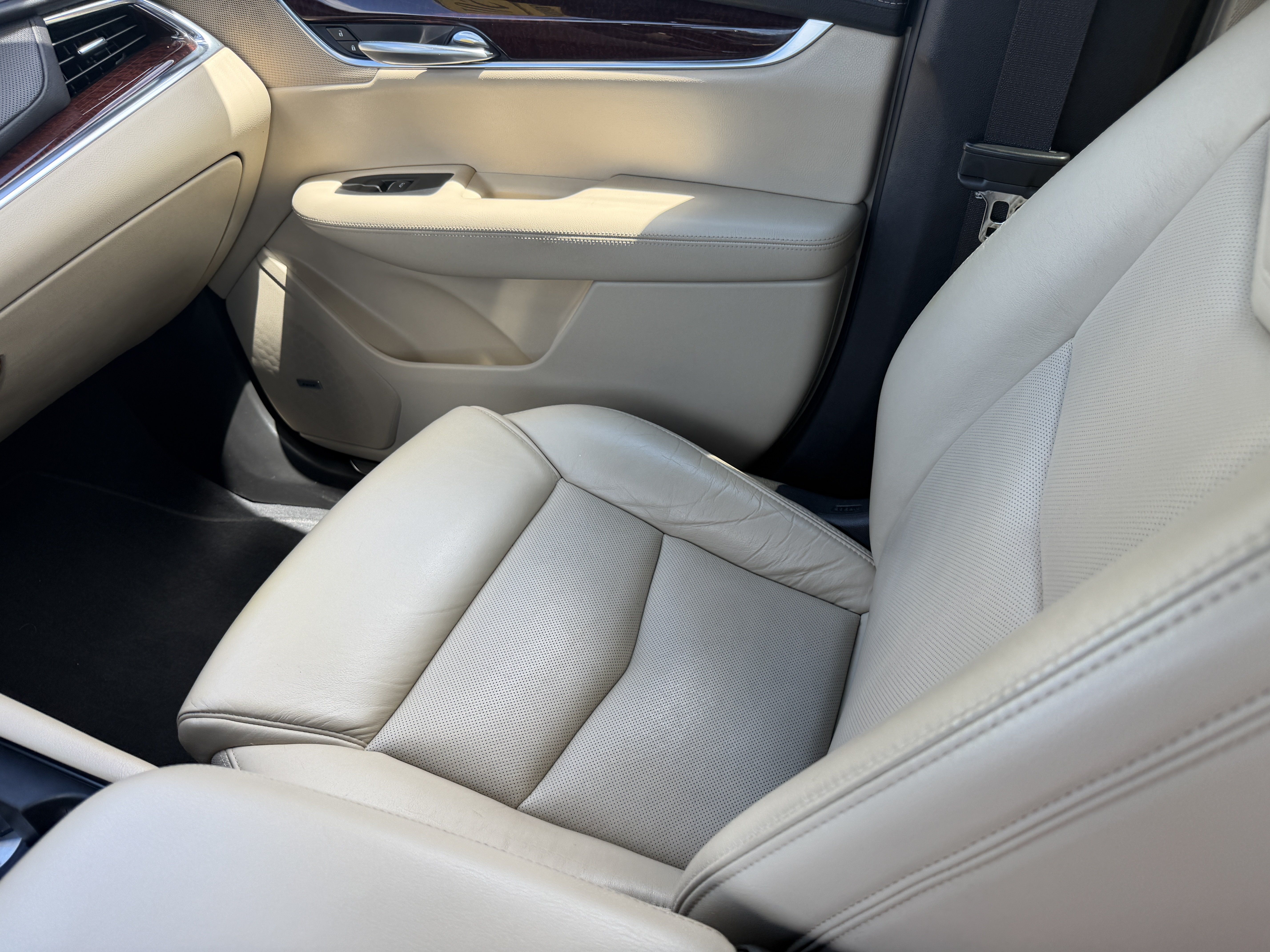 Used 2017 Cadillac XT5 Luxury w/ Driver Awareness Package FWD image 14