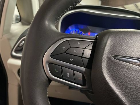 Used 2024 Chrysler Pacifica Touring-L FWD image 32