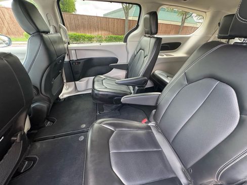 Used 2024 Chrysler Pacifica Touring-L FWD image 31