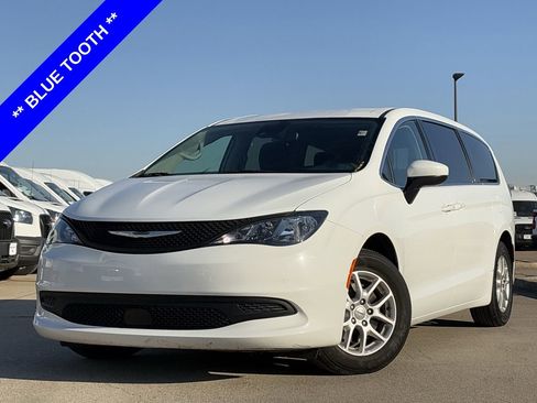 Used 2023 Chrysler Voyager LX image 2
