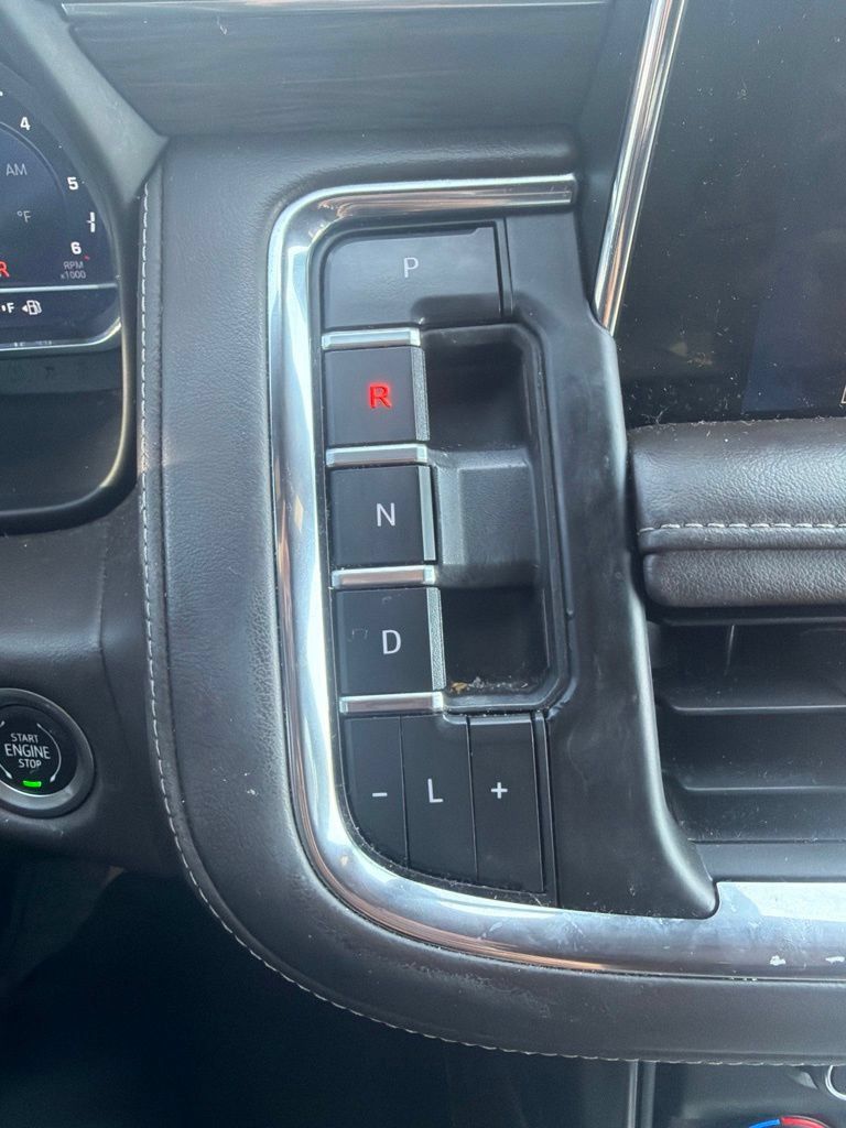 Used 2022 Chevrolet Suburban Z71 w/ Luxury Package AWD/4WD image 19