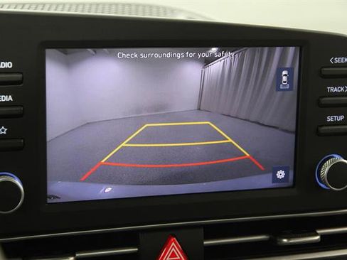 Used 2022 Hyundai Elantra SE image 12