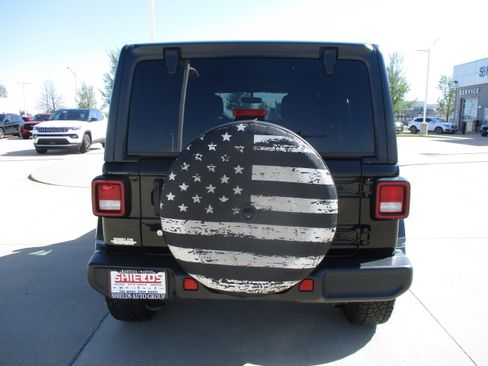 Used 2018 Jeep Wrangler Unlimited Sahara AWD/4WD image 4