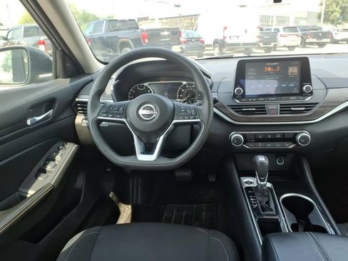 Used 2024 Nissan Altima 2.5 SV FWD image 11
