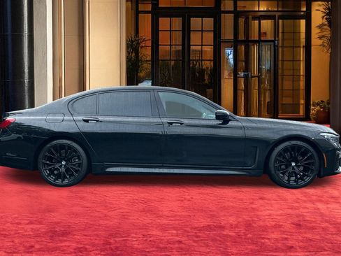 Used 2022 BMW 740i w/ M Sport Package image 9