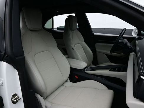 Certified 2025 Porsche Macan Electric RWD image 17