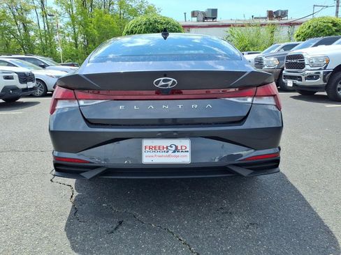 Used 2021 Hyundai Elantra SE FWD image 20