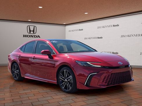 Used 2025 Toyota Camry XSE FWD image 5