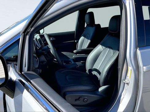 New 2026 Chrysler Pacifica Select image 3
