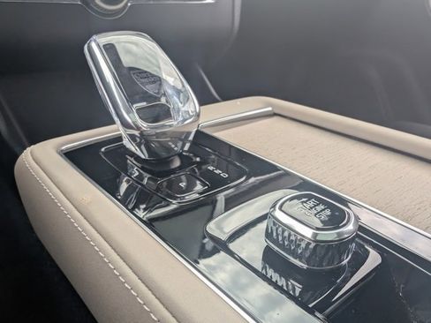 Used 2025 Volvo XC90 B6 Plus image 23