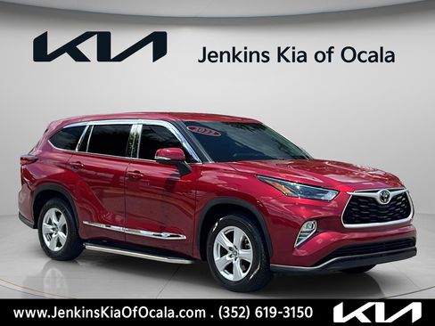 Used 2022 Toyota Highlander LE FWD image 1