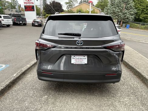 Certified 2025 Toyota Sienna XLE FWD image 6