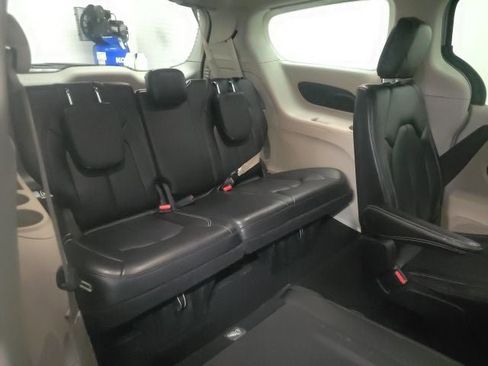 Used 2023 Chrysler Pacifica Touring-L FWD image 8