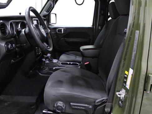 Used 2023 Jeep Gladiator Willys image 3