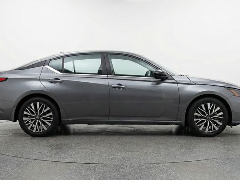 Used 2025 Nissan Altima 2.5 SV image 11
