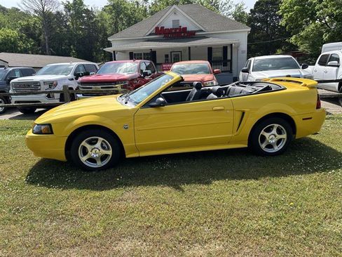 Used 2004 Ford Mustang Convertible RWD image 20