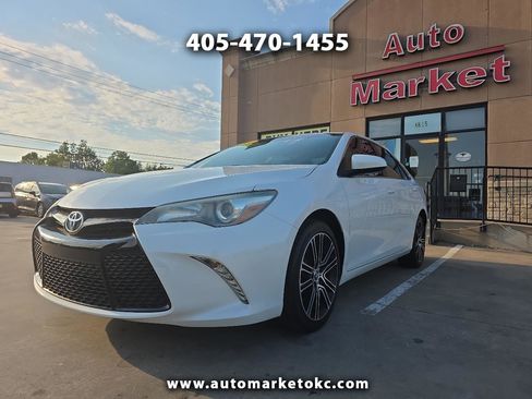 Used 2016 Toyota Camry SE image 1