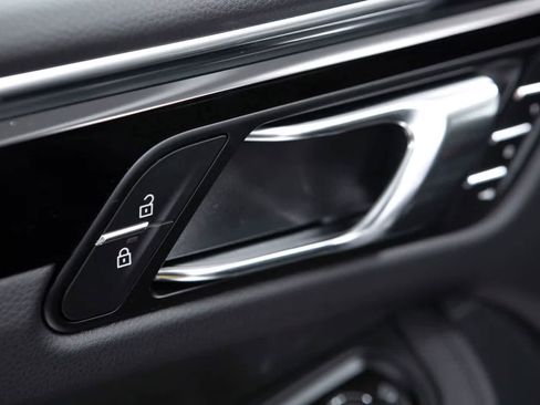 Certified 2026 Porsche Macan AWD/4WD image 24