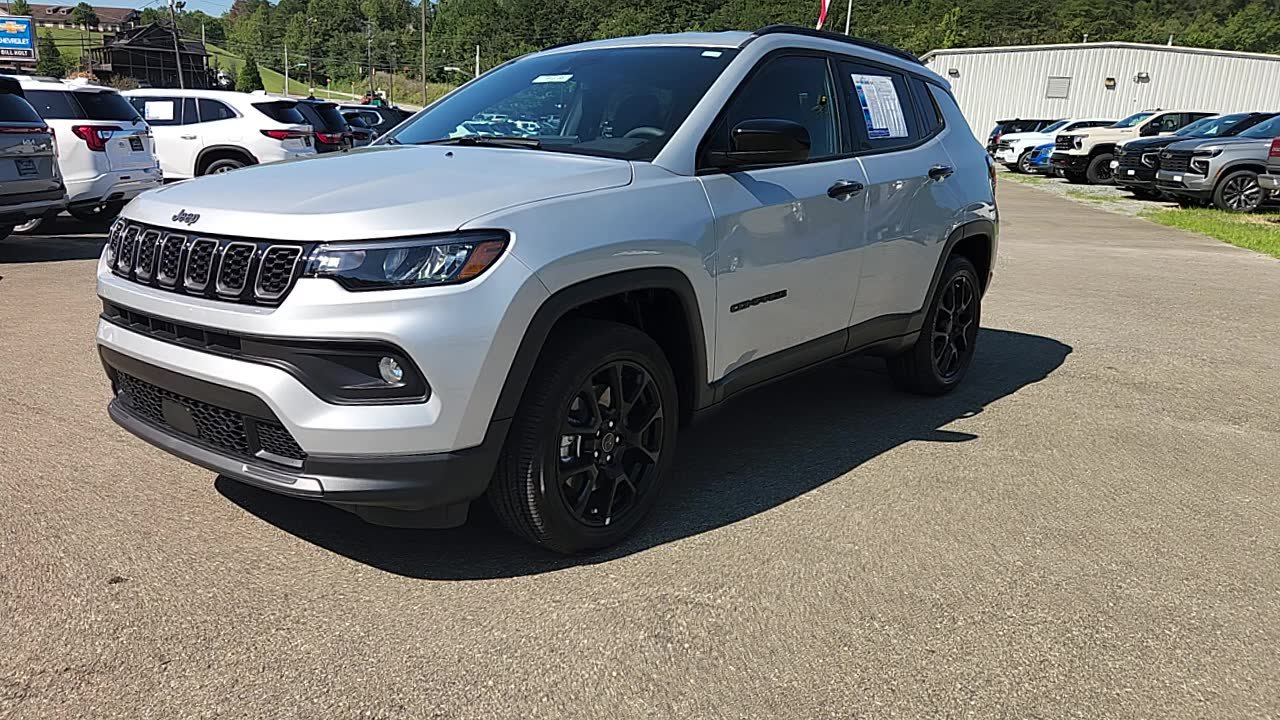 Used 2026 Jeep Compass Latitude AWD/4WD image 2