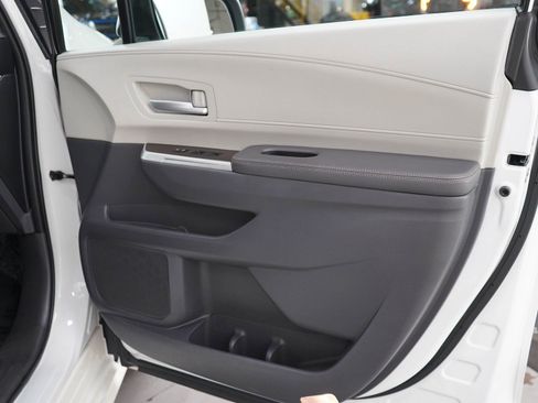 Used 2021 Toyota Sienna XLE AWD/4WD image 9